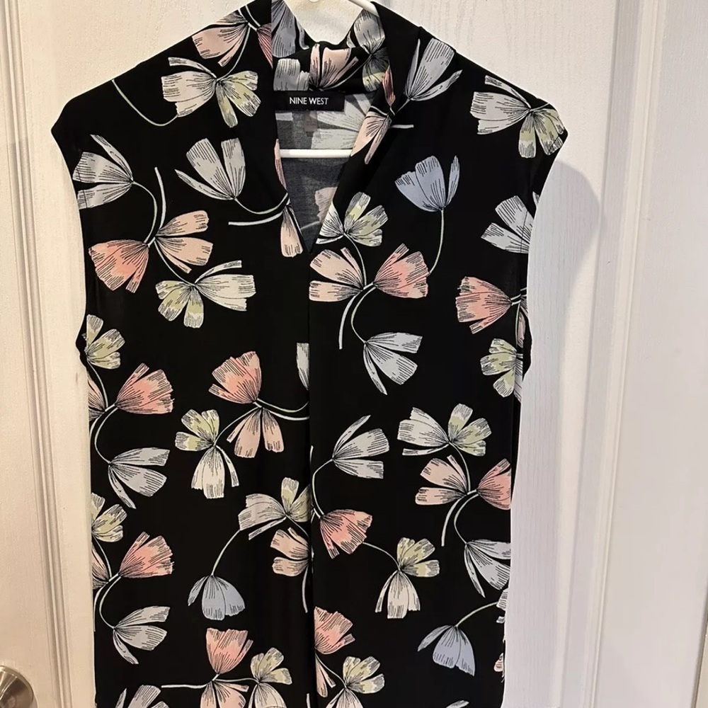 Ladies Nine West top. Size large